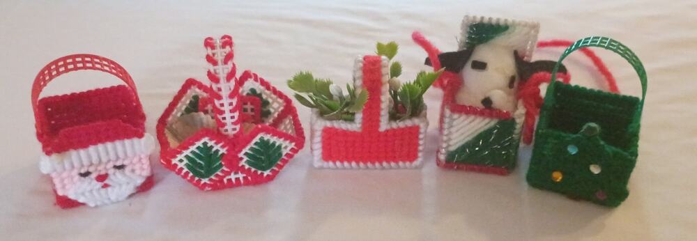 Lot of 5 Vintage small Handmade Plastic Canvas Baskets Christmas Tree Ornaments